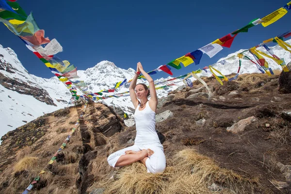 Kvinnan mediterar i bergen nära Annapurna base camp — Stockfoto