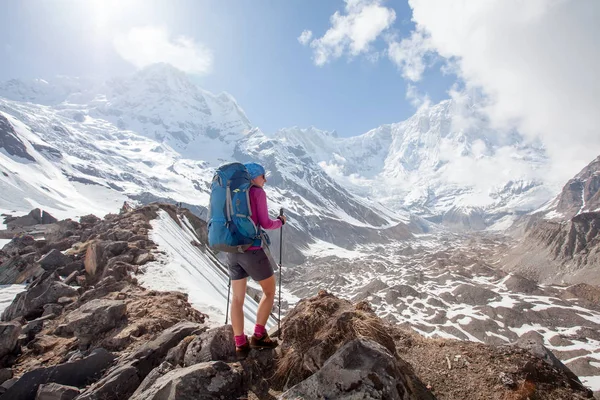 Trekker a caminho do acampamento base de Annapurna, Nepal — Fotografia de Stock