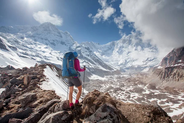 Trekker στο δρόμο για την κατασκήνωση βάσης του Annapurna, Νεπάλ — Φωτογραφία Αρχείου
