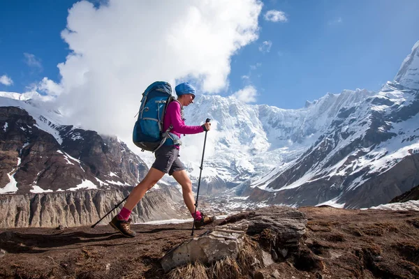 Trekker a caminho do acampamento base de Annapurna, Nepal — Fotografia de Stock