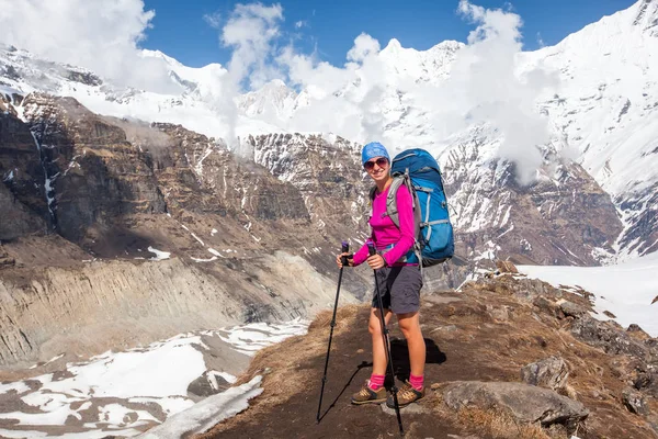 Trekker a caminho do acampamento base de Annapurna, Nepal — Fotografia de Stock