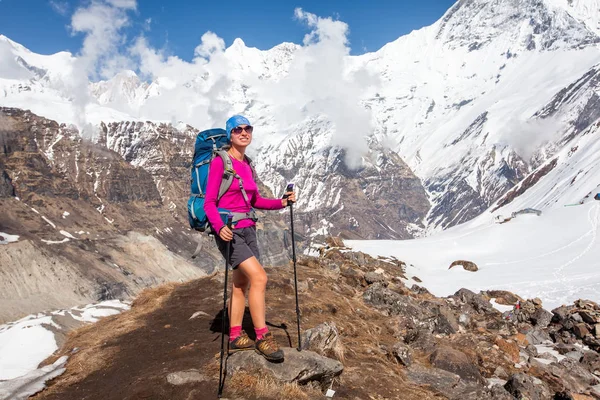 Trekker w drodze do Annapurna base camp, Nepal — Zdjęcie stockowe