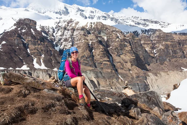 Mulher descansa nas montanhas a caminho do acampamento base de Annapurna , — Fotografia de Stock