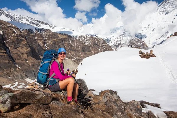 Mujer descansa en las montañas en el camino al campamento base de Annapurna , — Foto de Stock