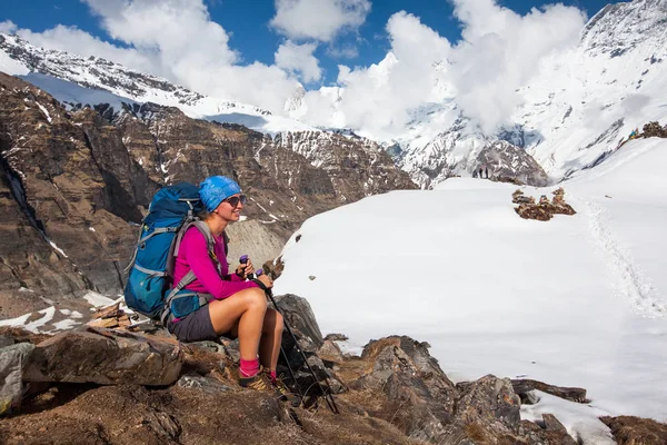 Žena se opírá v horách na cestě do base campu Annapurna, — Stock fotografie