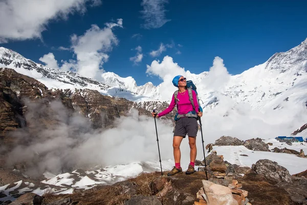 Trekker a caminho do acampamento base de Annapurna, Nepal — Fotografia de Stock