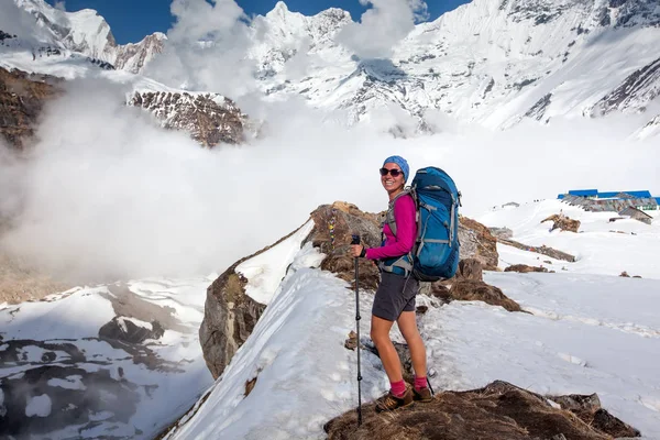 Trekker a caminho do acampamento base de Annapurna, Nepal — Fotografia de Stock