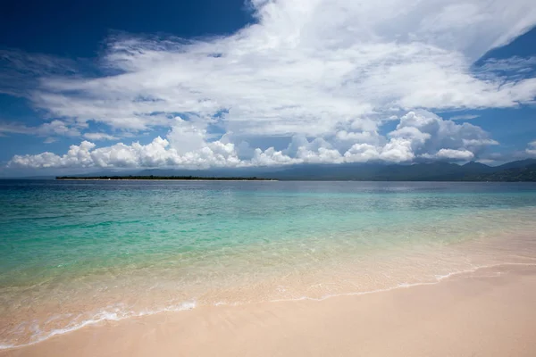 Krásné pobřeží ostrova Gili Meno, Indonésie — Stock fotografie
