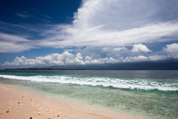 Hermosa costa de la isla de Gili Meno, Indonesia — Foto de Stock