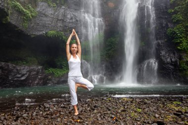 Kadın uygulamaları yoga yakınındaki Sekumpul şelale Bali, Endonezya