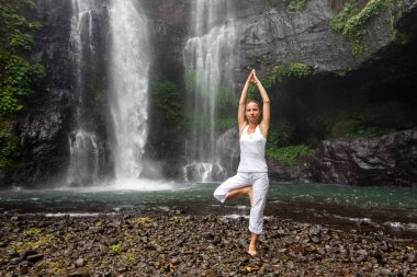 Kadın uygulamaları yoga yakınındaki Sekumpul şelale Bali, Endonezya