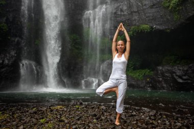 Kadın uygulamaları yoga yakınındaki Sekumpul şelale Bali, Endonezya
