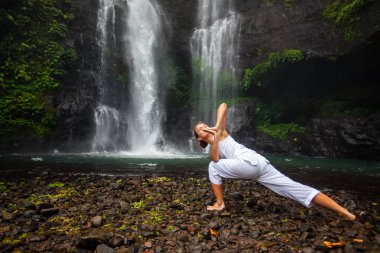 Kadın uygulamaları yoga yakınındaki Sekumpul şelale Bali, Endonezya
