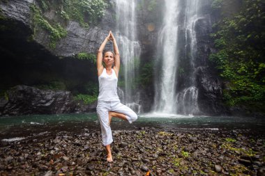 Kadın uygulamaları yoga yakınındaki Sekumpul şelale Bali, Endonezya