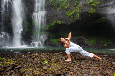 Kadın uygulamaları yoga yakınındaki Sekumpul şelale Bali, Endonezya