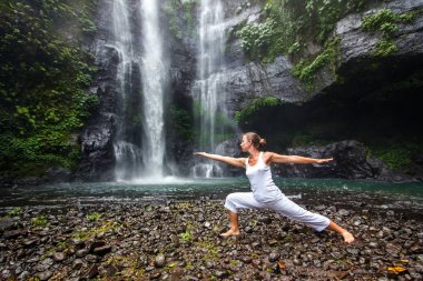 Kadın uygulamaları yoga yakınındaki Sekumpul şelale Bali, Endonezya
