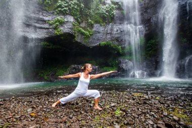 Kadın uygulamaları yoga yakınındaki Sekumpul şelale Bali, Endonezya