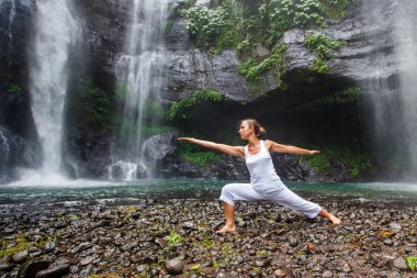 Kadın uygulamaları yoga yakınındaki Sekumpul şelale Bali, Endonezya