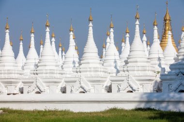 Kuthodaw pagoda anıt, Myanmar yakınındaki kompleksi için görüntüleyin