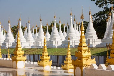 Kuthodaw pagoda anıt, Myanmar yakınındaki kompleksi için görüntüleyin