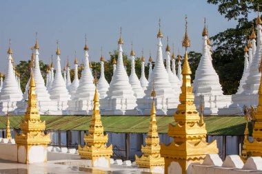 Kuthodaw pagoda anıt, Myanmar yakınındaki kompleksi için görüntüleyin