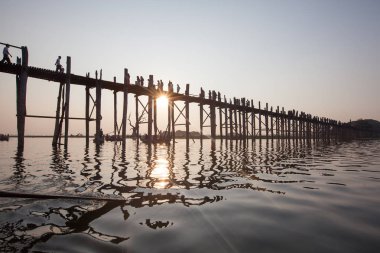 U olmak Köprüsü - ünlü ve en uzun Taungth üzerinde tik ahşap köprü