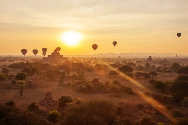 Vista a los templos antiguos en Bagan, Myanmar —  Fotos de Stock