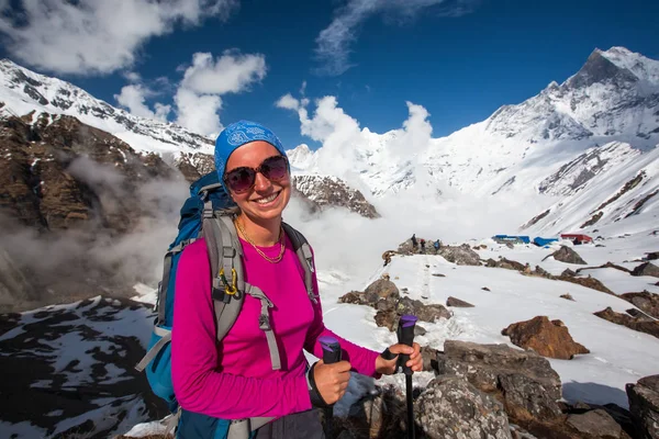 Mulher nas montanhas a caminho do acampamento base de Annapurna, Nepal — Fotografia de Stock