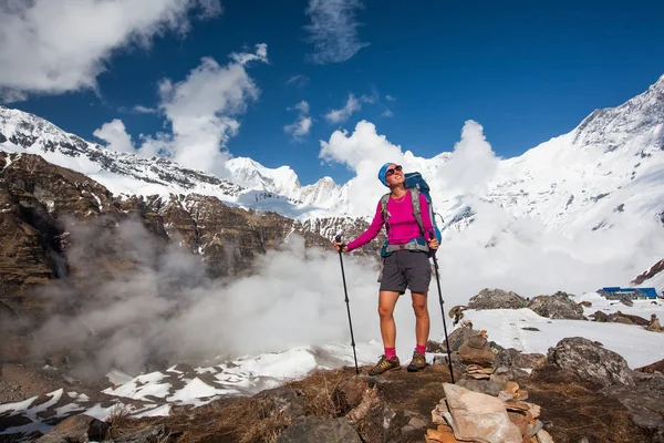 Trekker sulla strada per il campo base di Annapurna, Nepal — Foto Stock