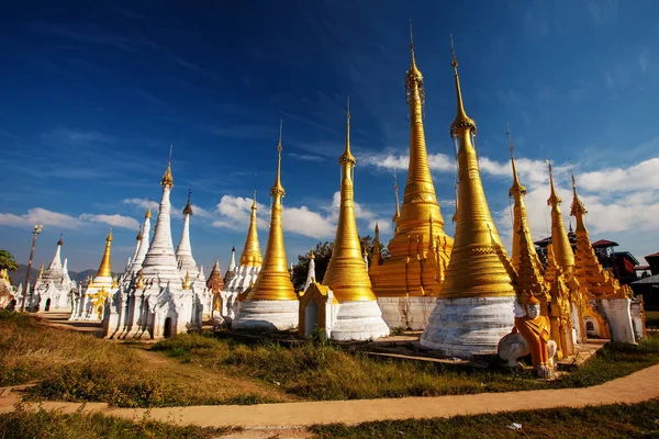 Shwe indein - heiliger Ort in der Nähe des inle Lake, Myanmar — Stockfoto