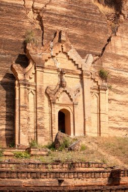 Mingun Pahtodawgyi en büyük bitmemiş pagoda r ayrıntılarını