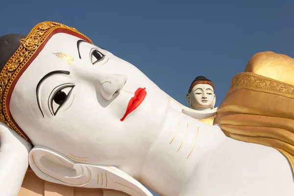 Heads of Monywa Buddhas - 90 meter long reclining Buddha and 116 — Stock Photo, Image