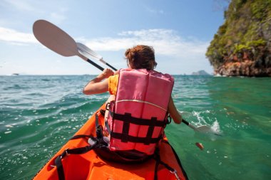 Kadınlar Krabi sahilinde Tayland açık denizde Kayak