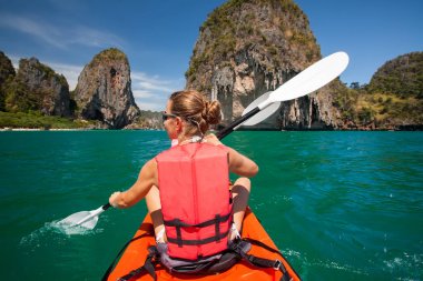Kadınlar Krabi sahilinde Tayland açık denizde Kayak
