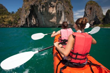 Kadınlar Krabi sahilinde Tayland açık denizde Kayak