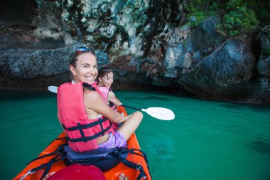 Kadınlar Krabi sahilinde Tayland deniz mağaraları Kayak