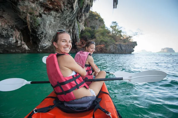 Mulheres estão de caiaque em mar aberto na costa de Krabi, Tailândia — Fotografia de Stock