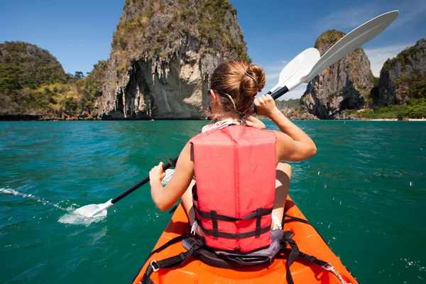 Ženy jsou na kajaku na otevřeném moři na břehu Krabi, Thajsko — Stock fotografie