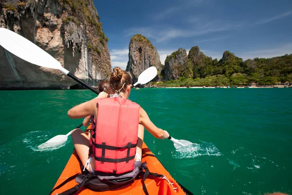 Mulheres estão de caiaque em mar aberto na costa de Krabi, Tailândia — Fotografia de Stock