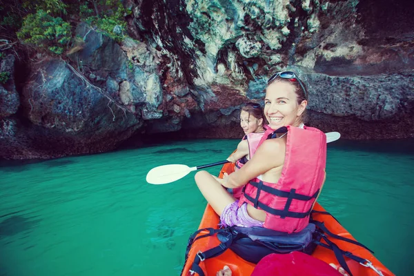 Ženy jsou na kajaku v jeskyních moře na břehu Krabi, Thajsko — Stock fotografie
