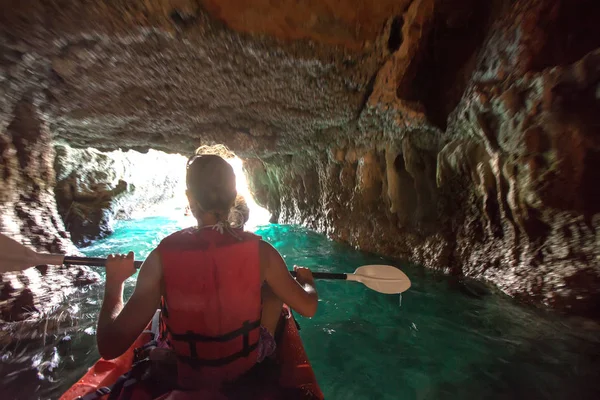 Las mujeres están haciendo kayak en las cuevas marinas en la orilla de Krabi, Tailandia — Foto de Stock