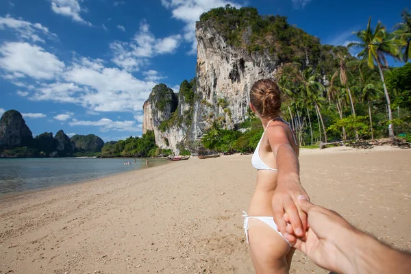 Mujer lleva a los hombres a la hermosa destinación en el Krabi se —  Fotos de Stock