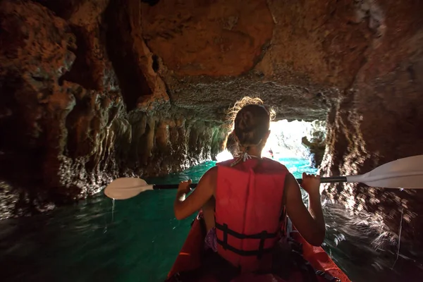 Las mujeres están haciendo kayak en las cuevas marinas en la orilla de Krabi, Tailandia — Foto de Stock