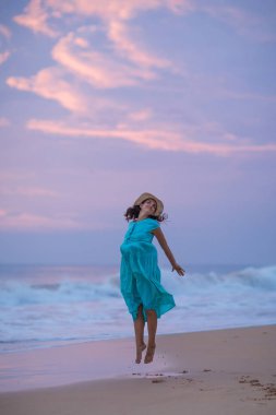 Hint Okyanusu'nun sahil güneş battıktan sonra kadına