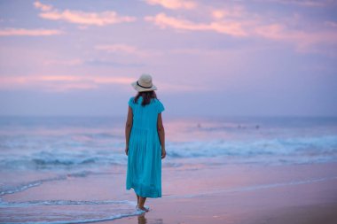 Hint Okyanusu'nun sahil güneş battıktan sonra kadına