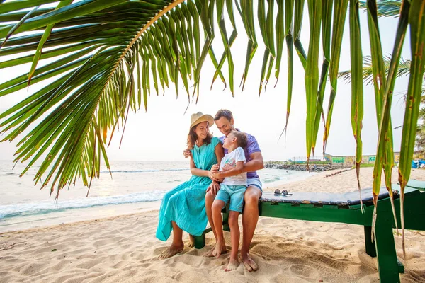 Familia de vacaciones en la orilla del océano Índico — Foto de Stock