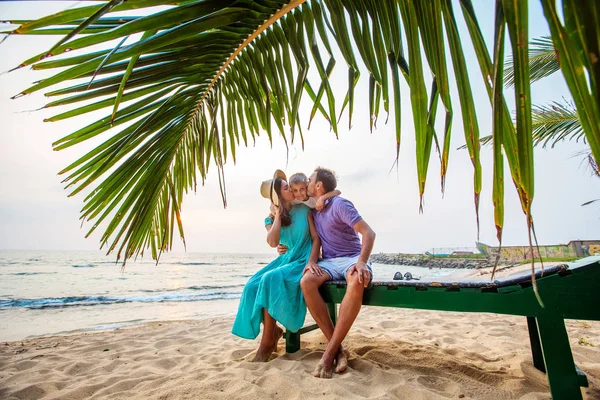 Familia de vacaciones en la orilla del océano Índico — Foto de Stock