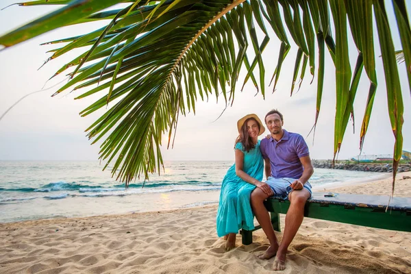 Pareja de vacaciones en la orilla del océano Índico — Foto de Stock