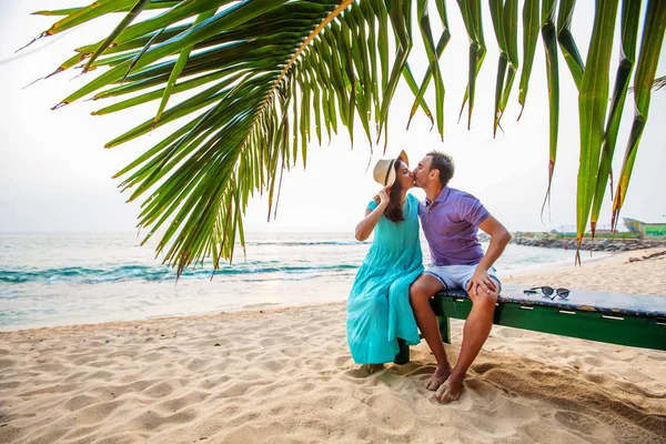 Pareja de vacaciones en la orilla del océano Índico — Foto de Stock