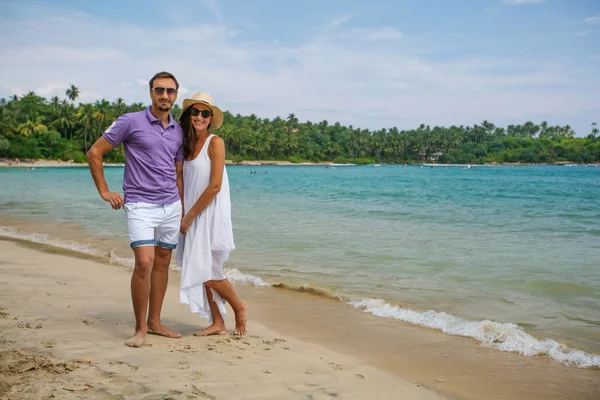 Casal de férias na costa do oceano Índico — Fotografia de Stock